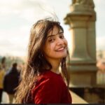 Shraddha Dangar Instagram – A story behind this picture “
So It was the first day of my trip to Prague. I wandered around Charles Bridge, with no idea what to do and where to go next, since my internet stopped working and it was so windy I couldn’t take my own photos. So I was struggling with all these things together when two cute Korean girls asked me “can I take your picture?” because she had a camera. Phir toh kya tha, bas ban gaye hum dost ❤️
Here’s one of the pictures she took!
The moral of the story is that solo travel can be challenging, but it always rewards you with good people who you would never expect to meet and get to know better.
📸 @lee_ka_ying ❤️ Prague, Czech Republic