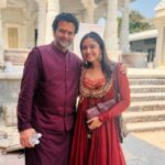 Shraddha Dangar Instagram - મારા બાપુ - દાદૂ બારોટ અને હું એમની સુજાન ! જેને ખમકારે ખોડલ સહાય છેં , આવી રહ્યા છીયે ઇતિહાસ ના પાના માં ખોવાયેલી એક અમરગાથા લઈને ! Kasoombo the film, 16th February 2024