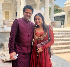 Shraddha Dangar Instagram - મારા બાપુ - દાદૂ બારોટ અને હું એમની સુજાન ! જેને ખમકારે ખોડલ સહાય છેં , આવી રહ્યા છીયે ઇતિહાસ ના પાના માં ખોવાયેલી એક અમરગાથા લઈને ! Kasoombo the film, 16th February 2024