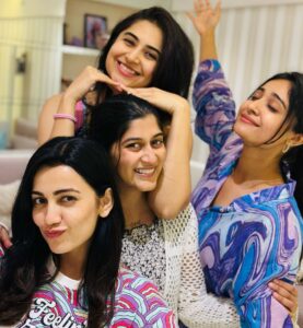 Shraddha Dangar Instagram - Laughter,silliness,deep conversations, compassion,food ,food and lots of food 🤌🏻
.
Life gets busy but I always feel so much better after spending some quality time with my girls ❤️
Thanks nahi bolegi mein🥹 
@deekshajoshiofficial @vyomanandi @esharkansara
