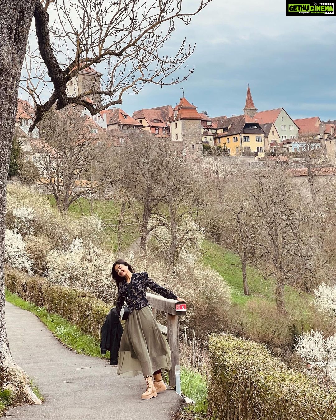 Shraddha Dangar Instagram - जैसा फ़िल्मो में होता है , हो रहा है हुबहू …….🦋 Rothenburg, Germany