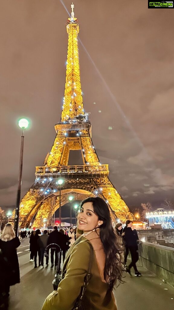 Shraddha Dangar Instagram - There’s a story behind this moment!!! So, Having always dreamt of experiencing the twinkles of the Eiffel Tower, we were about to witness it when we realized we were running late and had to wait for an hour to see it, also we have to catch the train , were just about to leave when suddenly people yelled of joy , I turned back and ………… The dream came true🥹🤌🏻