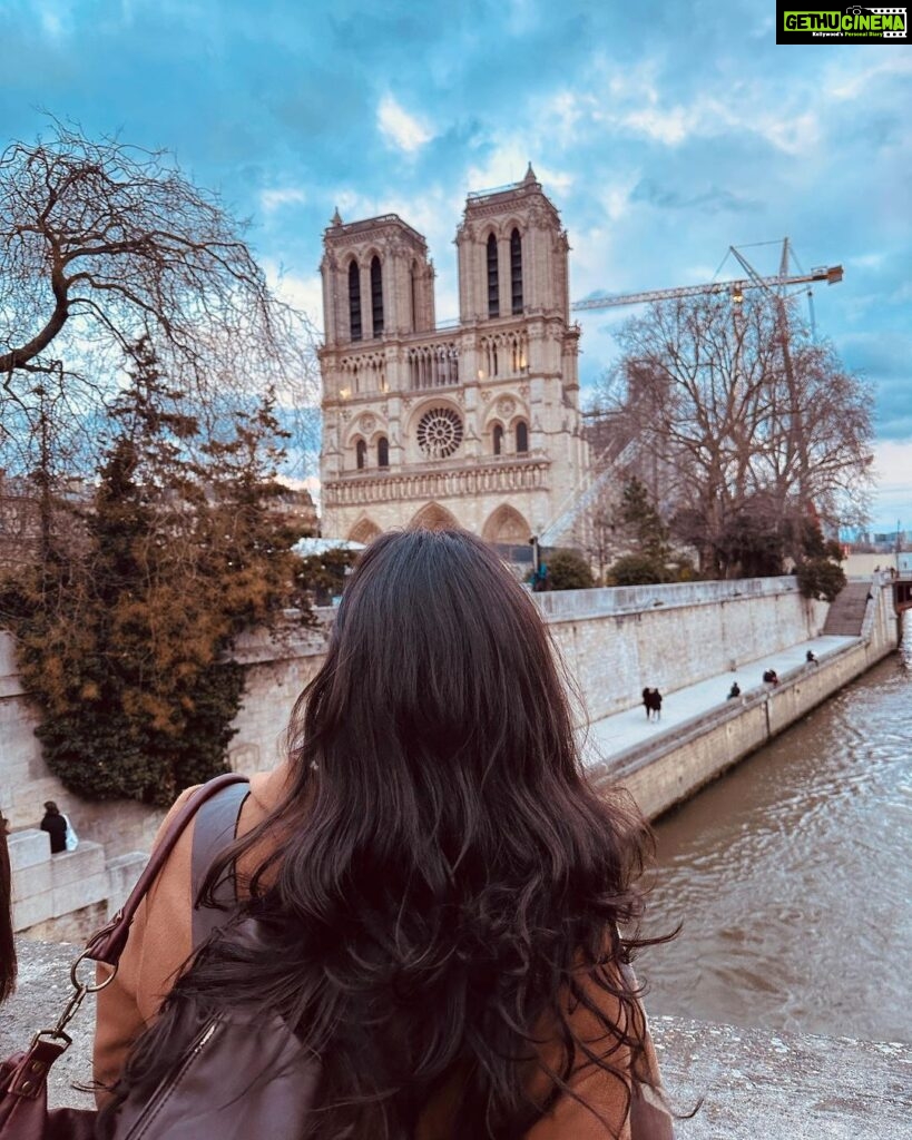 Shraddha Dangar Instagram - Paris, I louvre you ! 🤍🤌🏻 Norte Dame, Paris