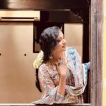 Shraddha Dangar Instagram – Take me back to the time when gifting gajra and bangles were considered romantic >>>>
.
.
Captured by one and only @nisharmansuri 
Hair & makeup @makeupandhairby_prarthana 
Styled by @riiiddhi_
