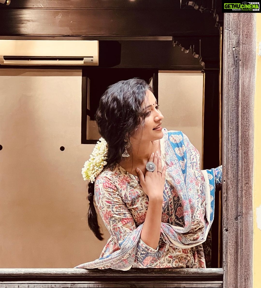 Shraddha Dangar Instagram - Take me back to the time when gifting gajra and bangles were considered romantic >>>> . . Captured by one and only @nisharmansuri Hair & makeup @makeupandhairby_prarthana Styled by @riiiddhi_