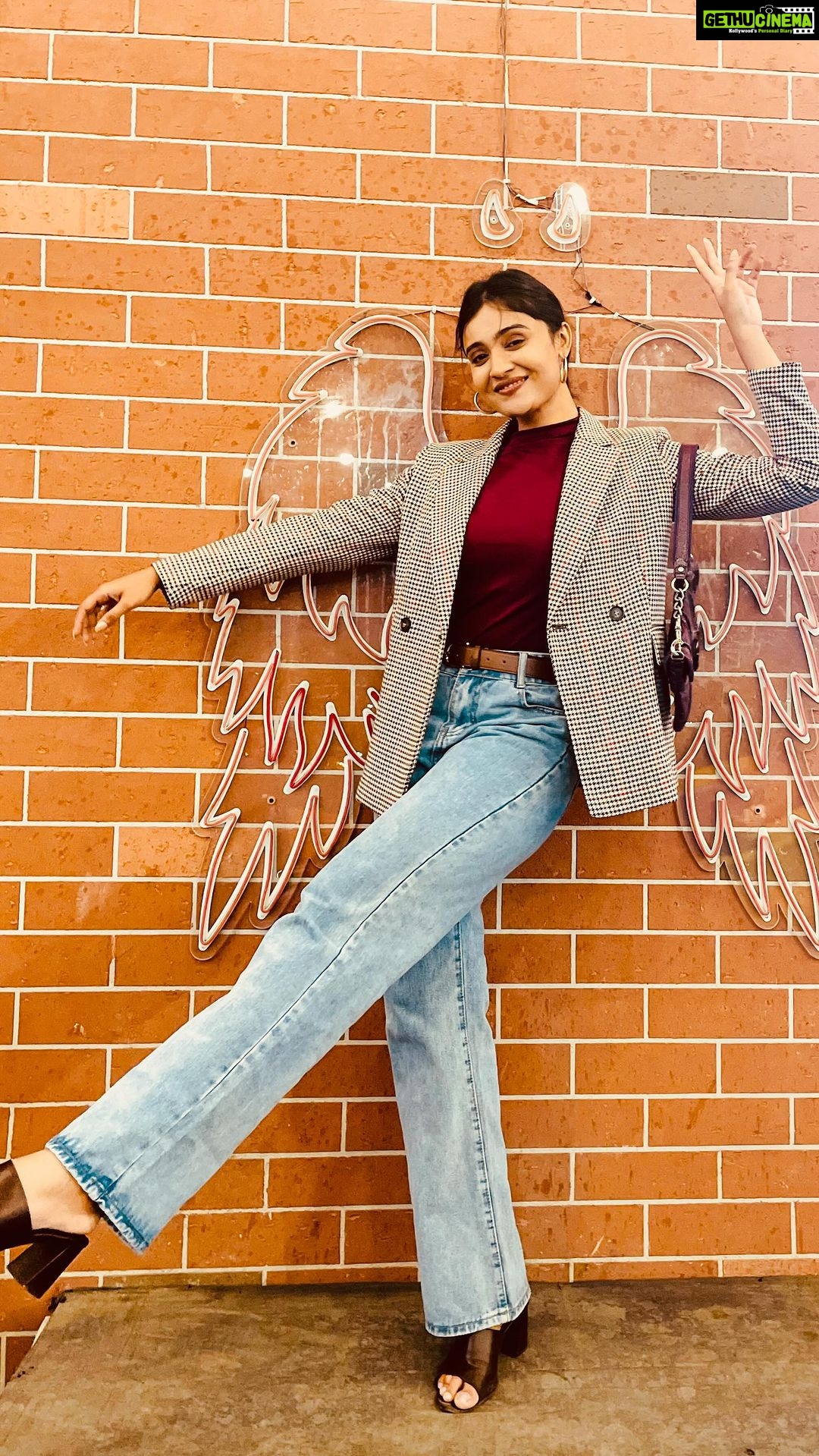 Shraddha Dangar Instagram - 🤍 . Styled by @riiiddhi_ 🤍
