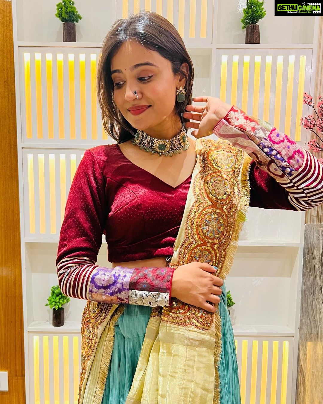 Shraddha Dangar Instagram - I really wanted to add some music to this post,but Instagram seems to have other plans and isn't giving me the option. Why, why Insta? Well, I guess this is the caption for the post. Okay byee😑 . Wearing @soul_ethnics’s one of the best designs 🫶🏻 Jewellery by my favourite @copper_art_jewellery