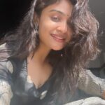 Shraddha Dangar Instagram - कुछ देर यूँही बैठ जाओ ,ये जो भाग दौड़ है कभी रुक भी जाओ , उधेड़बुन ये मन की , कुछ देर के लिए डिब्बे में बंध कर लो , और कुछ देर यूँही बैठ जाओ ✨✨