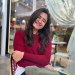 Shraddha Dangar Instagram - A day in Delhi was all I needed to experience the weather, gain some more calories, and soak up the holiday spirit. ☃️❄️ . Ps - jinko nahi milna tha unko bhi milna pada 🤧 @nishant_nasit17 chalo koi ni, photu credit phir bhi de deti hu😒😒 L'Opera