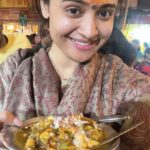 Shraddha Dangar Instagram – Toh kuch iss tarah guzarein humne banaras mein deen 🫶🏻🥹
.
#solotrip #banaras #instafood #streetfood #chaat