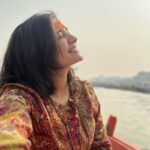 Shraddha Dangar Instagram - Banaras 🔱 यहा की ख़ूबसूरती में सब भूल गए, बस महादेव का नाम जपते …. हम गंगा के सारे घाट घूम गए । . #solotrip #banaras
