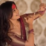 Shraddha Dangar Instagram - मुकुट मिला वैभव मिला , और मिला सम्मान लेकिन तुम बिन व्यर्थ सब , स्वर्णकोटि का मान ! - कृष्ण (राधा) से . Recreated #sitaramam #tharalitharali . . shot by @hitesh_paunikar Look created by @aanalsavaliya Btw tried my hands on edit for the first time 🥹 Curated @nisharmansuri . . . . . #radhakrishna #krishna #tumpremhotumpreetho #prem #krishnavani #krishnaquotes #radharani #instareels #classicaldance #kathak