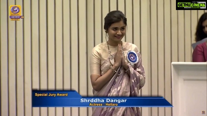 Shraddha Dangar Instagram - . 23-12-2019 . Words can not describe this day 🏆 #66thnationalawards #juryaward #hellaro #nationalawards #66thnationalfilmawards #bestactress #juryaward #hellarothefilm #bestfeaturefilm #2019 #cinema #films #actor #bigday #manjhari #character