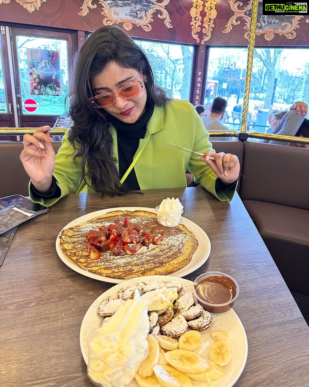 Shraddha Dangar Instagram - Carrousel and Dutch pancakes (Poffertjes) 🥞🫠 . . . . . . . . . . . . . . . . . . . . . . . . . . #amsterdam #amstergram #amsterdam🇳🇱 #ams #amsterdamcity #amsterdammer #pancakes #dutch #dutchpancakes #amsterdamworld #amsterdam_streets De Carrousel Pannenkoeken