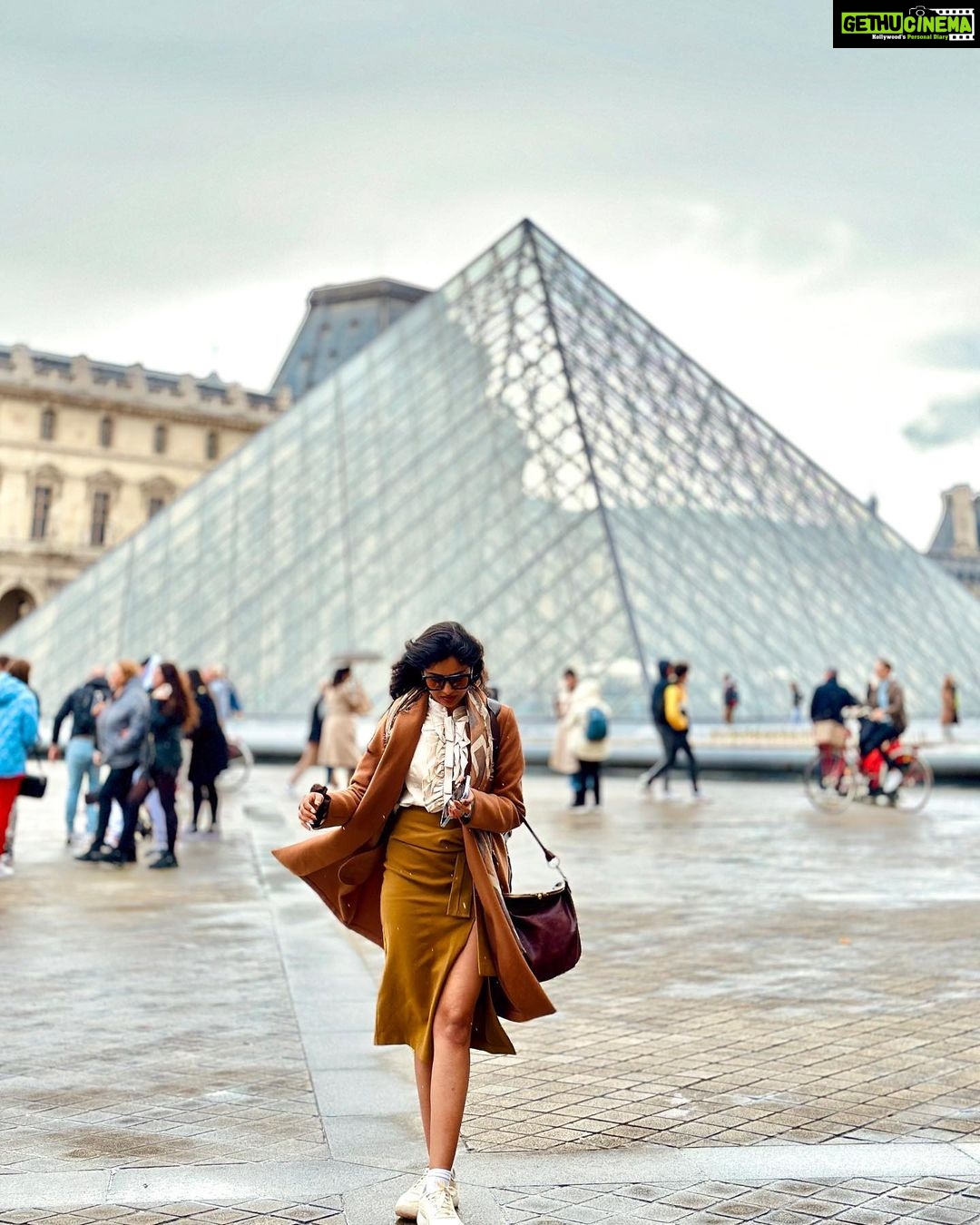 Shraddha Dangar Instagram - Paris, I louvre you ! 🤍🤌🏻 Norte Dame, Paris