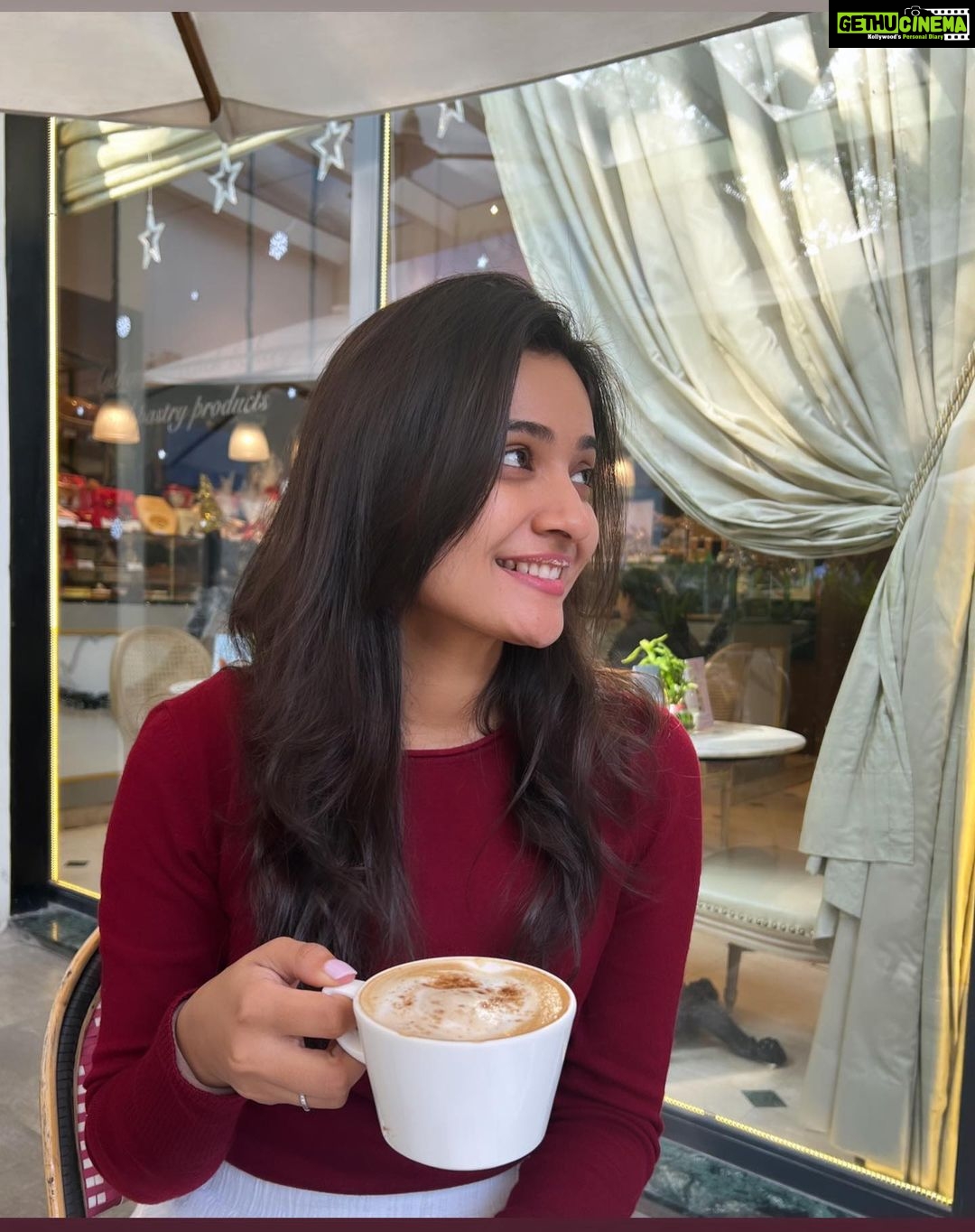 Shraddha Dangar Instagram - A day in Delhi was all I needed to experience the weather, gain some more calories, and soak up the holiday spirit. ☃️❄️ . Ps - jinko nahi milna tha unko bhi milna pada 🤧 @nishant_nasit17 chalo koi ni, photu credit phir bhi de deti hu😒😒 L'Opera
