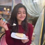 Shraddha Dangar Instagram – A day in Delhi was all I needed to experience the weather, gain some more calories, and soak up the holiday spirit. ☃️❄️
.
Ps – jinko nahi milna tha unko bhi milna pada 🤧 @nishant_nasit17 chalo koi ni, photu credit phir bhi de deti hu😒😒 L’Opera