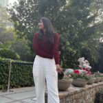 Shraddha Dangar Instagram - A day in Delhi was all I needed to experience the weather, gain some more calories, and soak up the holiday spirit. ☃️❄️ . Ps - jinko nahi milna tha unko bhi milna pada 🤧 @nishant_nasit17 chalo koi ni, photu credit phir bhi de deti hu😒😒 L'Opera