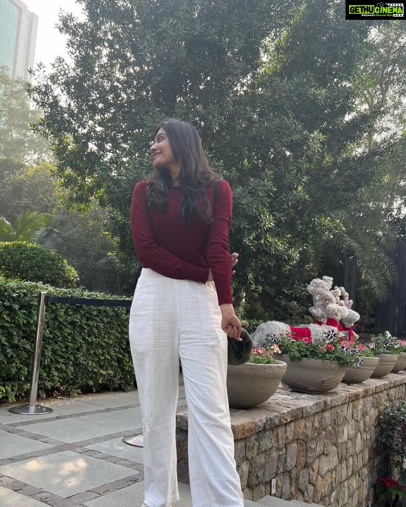 Shraddha Dangar Instagram - A day in Delhi was all I needed to experience the weather, gain some more calories, and soak up the holiday spirit. ☃️❄️ . Ps - jinko nahi milna tha unko bhi milna pada 🤧 @nishant_nasit17 chalo koi ni, photu credit phir bhi de deti hu😒😒 L'Opera