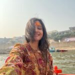 Shraddha Dangar Instagram - Banaras 🔱 यहा की ख़ूबसूरती में सब भूल गए, बस महादेव का नाम जपते …. हम गंगा के सारे घाट घूम गए । . #solotrip #banaras