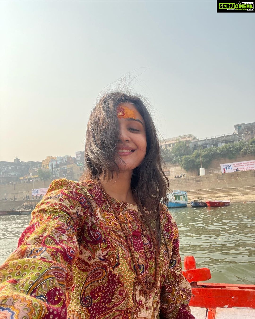 Shraddha Dangar Instagram - Banaras ЁЯФ▒ рдпрд╣рд╛ рдХреА рдЦрд╝реВрдмрд╕реВрд░рддреА рдореЗрдВ рд╕рдм рднреВрд▓ рдЧрдП, рдмрд╕ рдорд╣рд╛рджреЗрд╡ рдХрд╛ рдирд╛рдо рдЬрдкрддреЗ тАж. рд╣рдо рдЧрдВрдЧрд╛ рдХреЗ рд╕рд╛рд░реЗ рдШрд╛рдЯ рдШреВрдо рдЧрдП ред . #solotrip #banaras