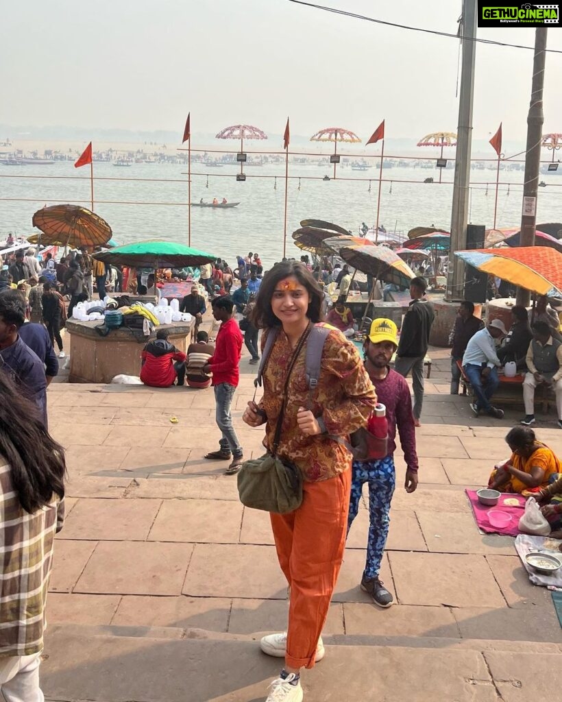 Shraddha Dangar Instagram - Banaras 🔱 यहा की ख़ूबसूरती में सब भूल गए, बस महादेव का नाम जपते …. हम गंगा के सारे घाट घूम गए । . #solotrip #banaras