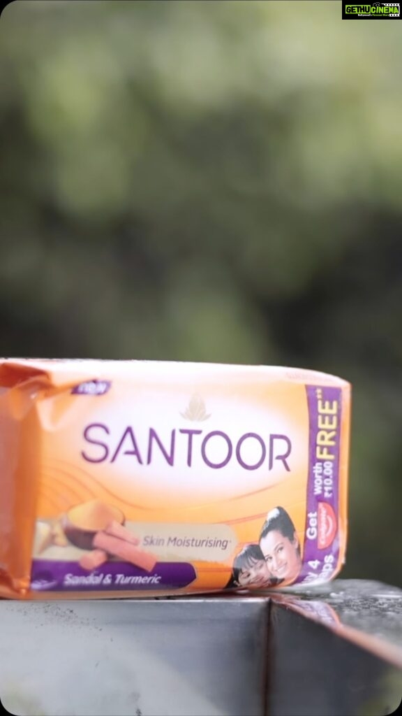 Shraddha Dangar Instagram - Indulge in the Beauty benefits of turmeric and sandalwood with Santoor. Santoor has a rich history across three decades, and millions of women have embraced it for their skin care needs. જો તમને પણ ગ્લોઇંગ, રેડિયન્ટ અને સ્મૂથ સ્કિન જોઈતી હોય પણ મોસિશ્ચ્યુરાઇસીંગ અને એક ગજબ ની ફ્રેગ્રન્સ સાથે. Here’s my reason for being a loyal consumer of Santoor. What’s yours? And, if you haven’t tried it yet, you should today! Purchase now : https://www.amazon.in/stores/page/E570659A-EE83-444A-8C00-F215D2B8E6A9?channel=Gujarat_JFM Shot by @rohin_photographer Managed by @fatctalents #santoor #allnewsantoor #SantoorStayYoung #sandalturmeric