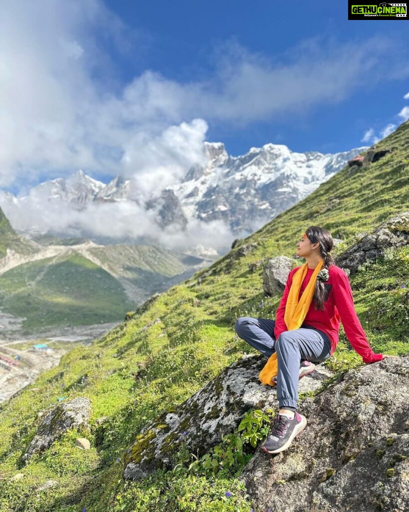 Shraddha Dangar Instagram - Dear mountains, Thankyou for letting me in🫶🏻, forever grateful 🤍 Many more to go 🇮🇳 #jaihind #kedarnath #kedartrek #bhairavnath #uttarakhand Kedarnath Dham