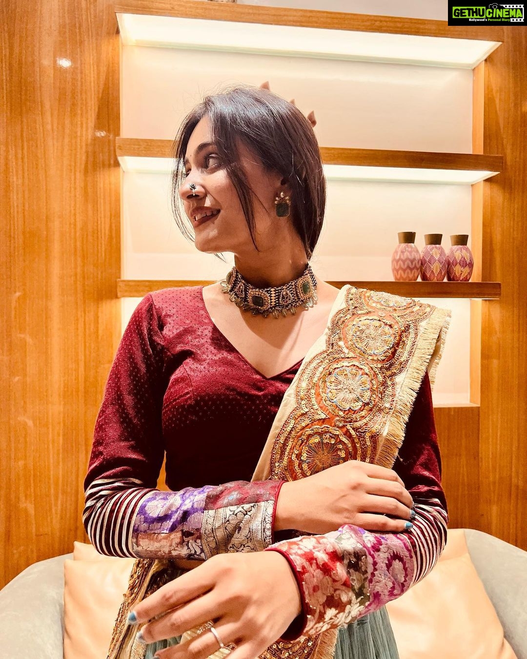 Shraddha Dangar Instagram - I really wanted to add some music to this post,but Instagram seems to have other plans and isn't giving me the option. Why, why Insta? Well, I guess this is the caption for the post. Okay byee😑 . Wearing @soul_ethnics’s one of the best designs 🫶🏻 Jewellery by my favourite @copper_art_jewellery