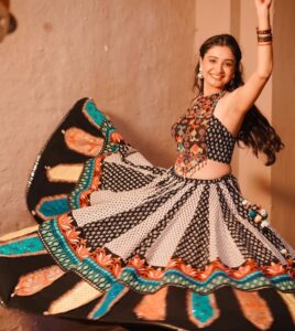 Shraddha Dangar Instagram - “Dil ma bawaal” bolo kevu lagyu song?? Na joyu hoi to jaldi joi lo
#linkinbio 
.
@rajdeepchatterjeeofficial 
@unitedwhiteflag 
@veebhutipatel 
.
Wearing @_vulcal_