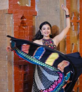 Shraddha Dangar Instagram - “Dil ma bawaal” bolo kevu lagyu song?? Na joyu hoi to jaldi joi lo
#linkinbio 
.
@rajdeepchatterjeeofficial 
@unitedwhiteflag 
@veebhutipatel 
.
Wearing @_vulcal_