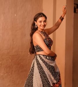 Shraddha Dangar Instagram - “Dil ma bawaal” bolo kevu lagyu song?? Na joyu hoi to jaldi joi lo
#linkinbio 
.
@rajdeepchatterjeeofficial 
@unitedwhiteflag 
@veebhutipatel 
.
Wearing @_vulcal_