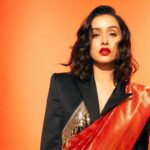 Shraddha Kapoor Instagram – Kuch nahi vro… pant aur blouse laundry ke paas gaye thhe, coat aur saree ka fusion look bana diya 😎