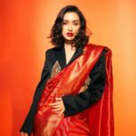 Shraddha Kapoor Instagram - Kuch nahi vro… pant aur blouse laundry ke paas gaye thhe, coat aur saree ka fusion look bana diya 😎