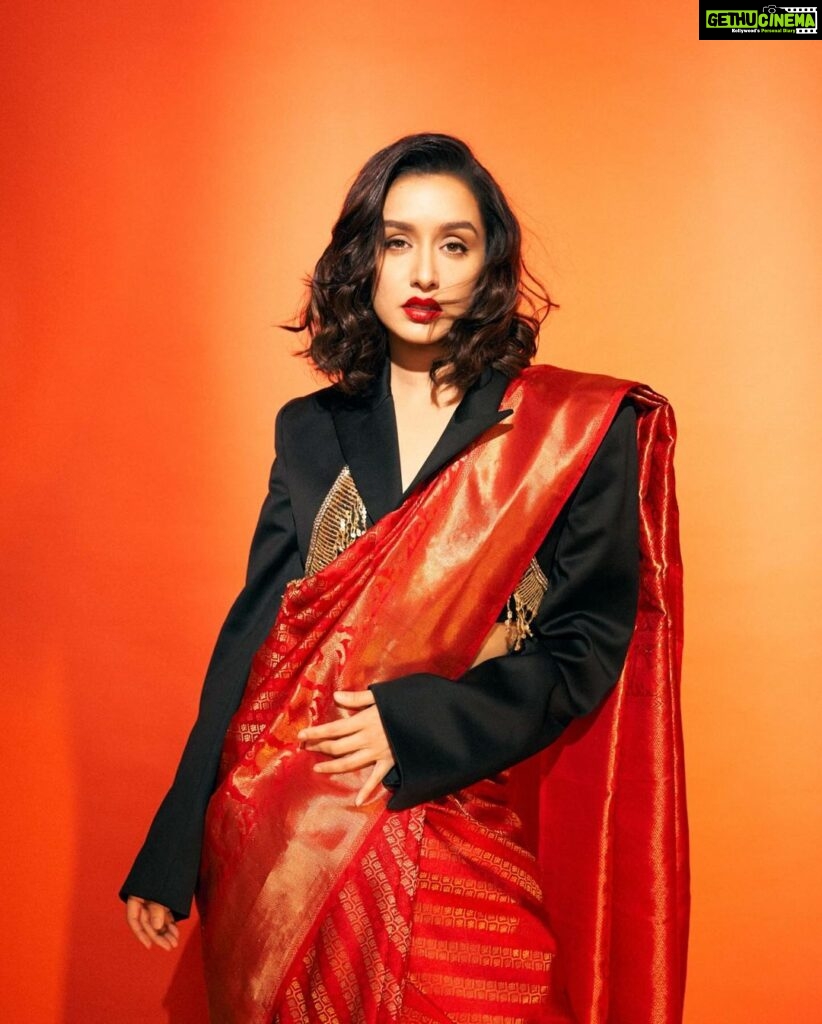 Shraddha Kapoor Instagram - Kuch nahi vro… pant aur blouse laundry ke paas gaye thhe, coat aur saree ka fusion look bana diya 😎