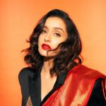 Shraddha Kapoor Instagram - Kuch nahi vro… pant aur blouse laundry ke paas gaye thhe, coat aur saree ka fusion look bana diya 😎