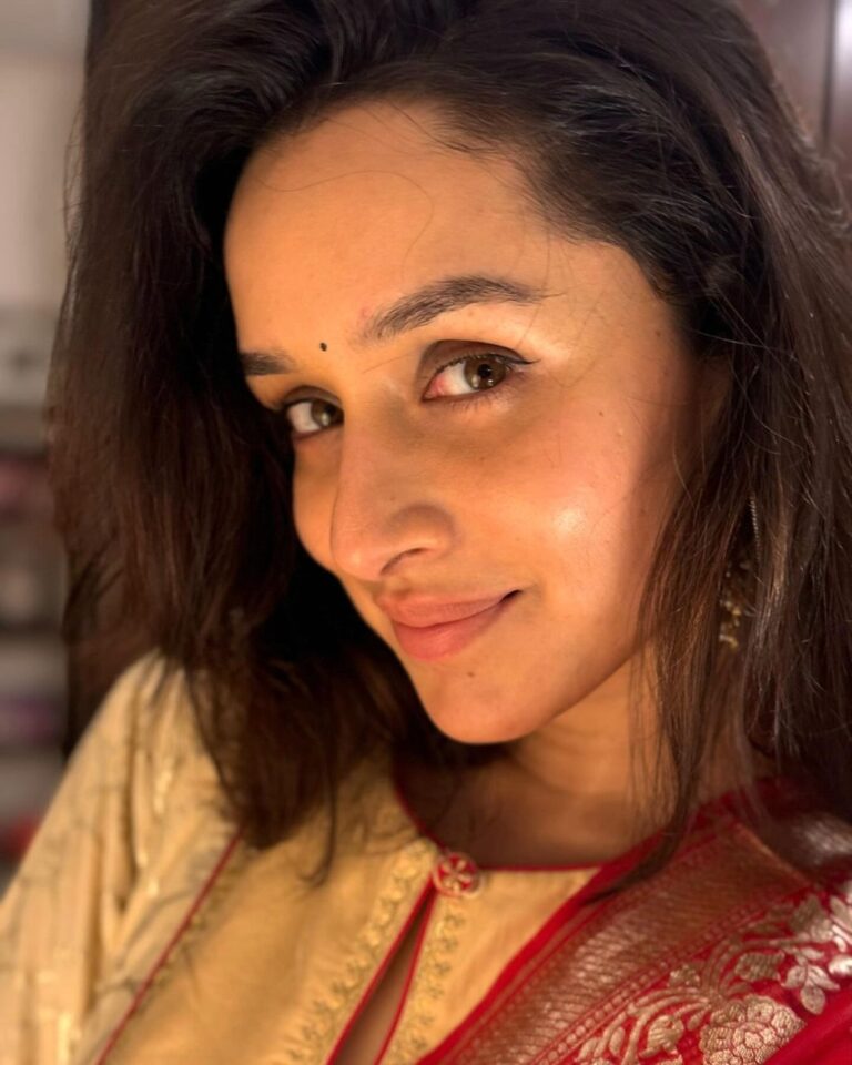 Shraddha Kapoor Instagram - May Lakshmi Maa bless us all 🪔 ✨💛