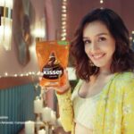 Shraddha Kapoor Instagram - Ever wondered what a Shraddha waali Diwali is? Question answered right here for you😉🪔 Family, friends, fun, moments of togetherness and lots of delicious HERSHEY’S treats is what you’d call a ‘Shraddha waali Diwali’ aka ‘A HERSHEY’S waali Diwali’ 💛 This festive season indulge in deliciousness with HERSHEY’S and make moments delightful, #SayItwithAKiss #Hersheys #HersheyIndia #DipTheMomentInHersheys #ShraddhaKapoor #HersheysKisses #HersheysExoticDark #HersheysBars #Diwali #FestiveSeason #DiwaliPrep #Festival