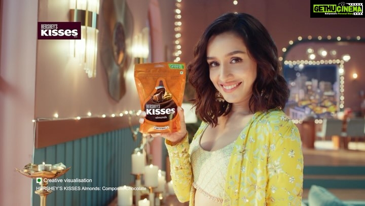 Shraddha Kapoor Instagram - Ever wondered what a Shraddha waali Diwali is? Question answered right here for you😉🪔 Family, friends, fun, moments of togetherness and lots of delicious HERSHEY’S treats is what you’d call a ‘Shraddha waali Diwali’ aka ‘A HERSHEY’S waali Diwali’ 💛 This festive season indulge in deliciousness with HERSHEY’S and make moments delightful, #SayItwithAKiss #Hersheys #HersheyIndia #DipTheMomentInHersheys #ShraddhaKapoor #HersheysKisses #HersheysExoticDark #HersheysBars #Diwali #FestiveSeason #DiwaliPrep #Festival