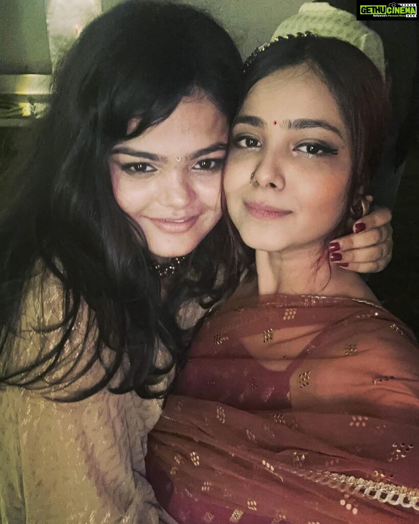 Shraddha Sharma Instagram - I attended my FIRST EVER Diwali party last night and it was hella fun❤️❤️❤️ @tripathimanya I love you ❤️❤️ @shraddhashreee @akeylessplayskeys Thank you for having me🥹❤️