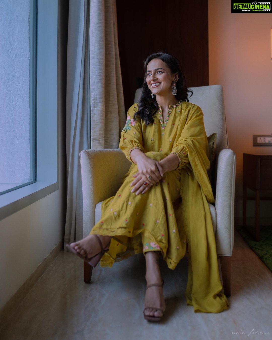 Shraddha Srinath Instagram - For #Irugapatru promotions Shot by @nikileshwar Wearing @labelshireenshahana Jewellery @rimliboutique Footwear @aldo_shoes Styling @themisvanessa Makeup @makeupbysalonij Hair @kammarishivarajchary Assisted by @shivu.bm.549 Managed by @vidhyaabreddy #Irugapatru #Promotions #ShraddhaSrinath #ShireenShahana #Rimli #ALDOShoes #ALDOIndia