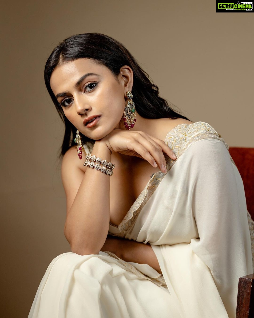 Shraddha Srinath Instagram - Photos by @kiransaphotography and team Outfit @lathaputtanna Accessories @creativegemsandjewels Styled by @shefalideora_ Hair and make up @aashna_shah Assisted by @shivu.bm.549 Managed by @vidhyaabreddy