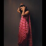 Shraddha Srinath Instagram - For #Irugapatru promotions Shot by @tarunkoliyot Outfit @pinkcitybysarika Earrings @sangeetaboochra Styled by @shreejarajgopal Make up @purpleparrot.makeup Hair @priyahairandmakeup_ Assisted by @shivu.bm.549 Managed by @vidhyaabreddy