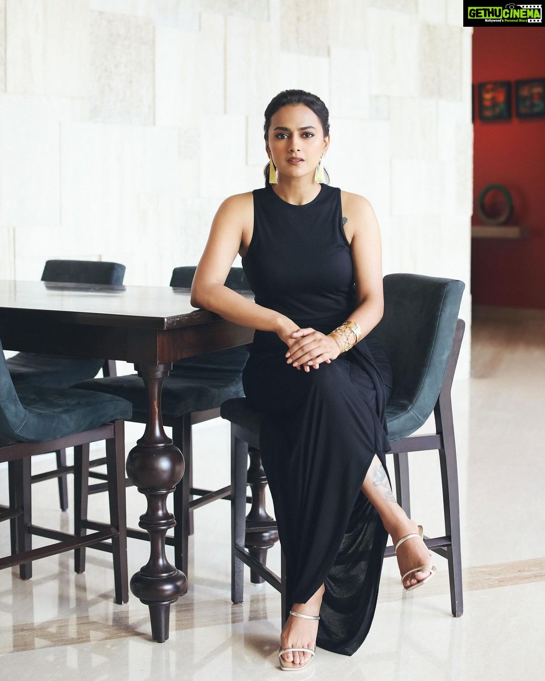 Shraddha Srinath - 143.8K Likes - For #Irugapatru promotions
Photograph by @tarunkoliyot
Wearing @houseofthreestudio
Jewellery @papapants at @t.tattle
Styled by @sapnapius
Make up @purpleparrot.makeup
Hair @kammarishivarajchary
Assisted by @shivu.bm.549
Managed by @vidhyaabreddy