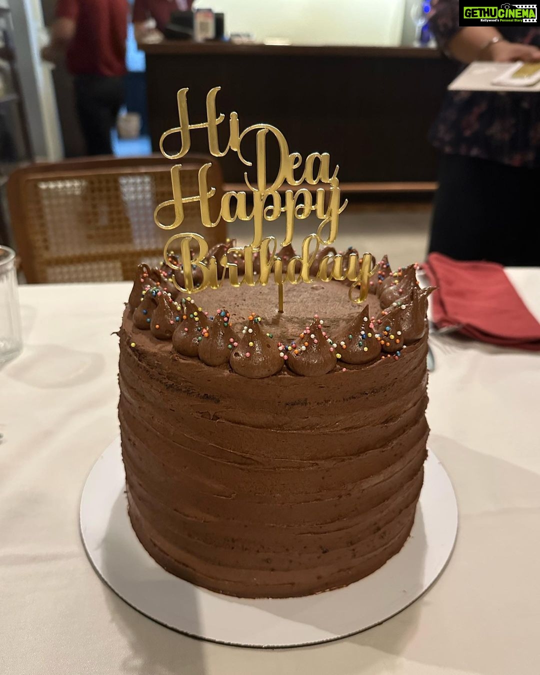 Shraddha Srinath Instagram - 29.09.23. Spent the day with my family and friends and celebrated myself. Stayed away from social media (and it was the easiest thing to do). Grateful for each and everyone who was there, for every text and call, for every message I received on my social media and for this amazing Matilda cake by @bakesbysudha and the cake topper π it was everything I could have asked for. Trippy Goat Cafe