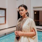 Shraddha Srinath Instagram - Shot by @nikileshwar Outfit @prishostore @dipublicrelations Jewels @sachdeva.ritika Stylist @shreejarajgopal Make up @purpleparrot.makeup Hair @priyahairandmakeup_ Assisted by @shivu.bm.549 Managed by @vidhyaabreddy