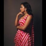 Shraddha Srinath Instagram - For #Irugapatru promotions Shot by @tarunkoliyot Outfit @pinkcitybysarika Earrings @sangeetaboochra Styled by @shreejarajgopal Make up @purpleparrot.makeup Hair @priyahairandmakeup_ Assisted by @shivu.bm.549 Managed by @vidhyaabreddy