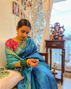 Shreya Bugde Instagram - सण , साज , शृंगार , सहवास , समाधान .....सुख ❣️ 

#शेठमंडळी 😉