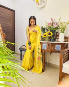 Shreya Bugde Instagram - सण गौरी गणपतीचा आला .....🌻

📸: @abhidnya.u.b 😘😘
Music courtesy: @tushardeval 😀😍
