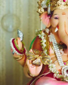 Shreya Bugde Instagram - खूप वाट पाहायला लावतोस रे .......🌺

आज सगळयात आनंदाचा दिवस ✨